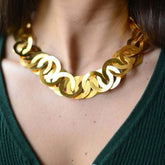 Collier en anneaux proche du cou I Noces de Cana